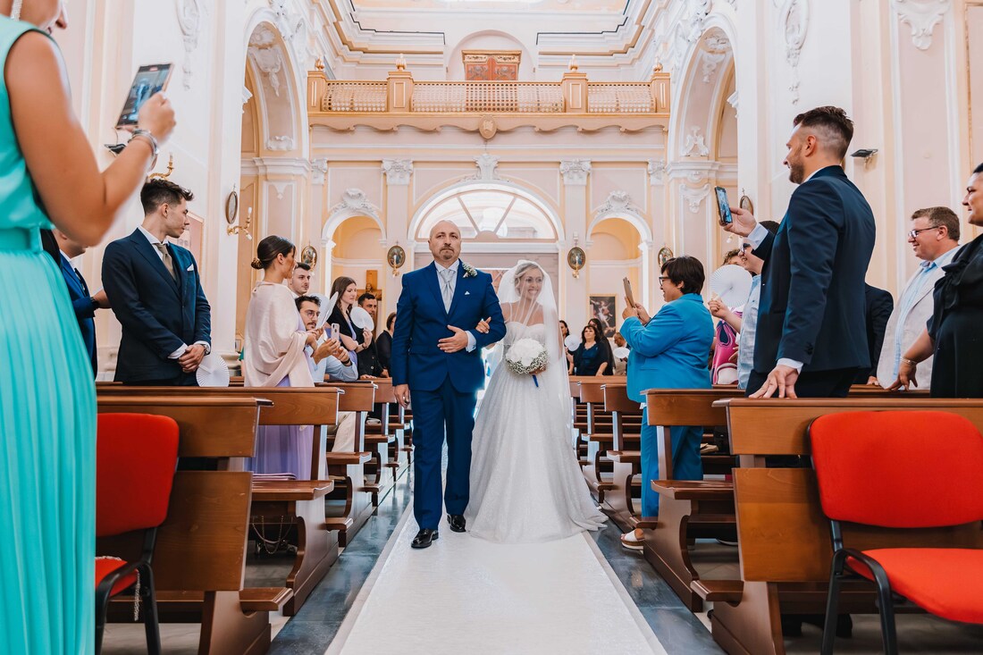 il padre accompagna con affetto la figlia alla chiesa per il suo matrimonio matteo picarella fotografo