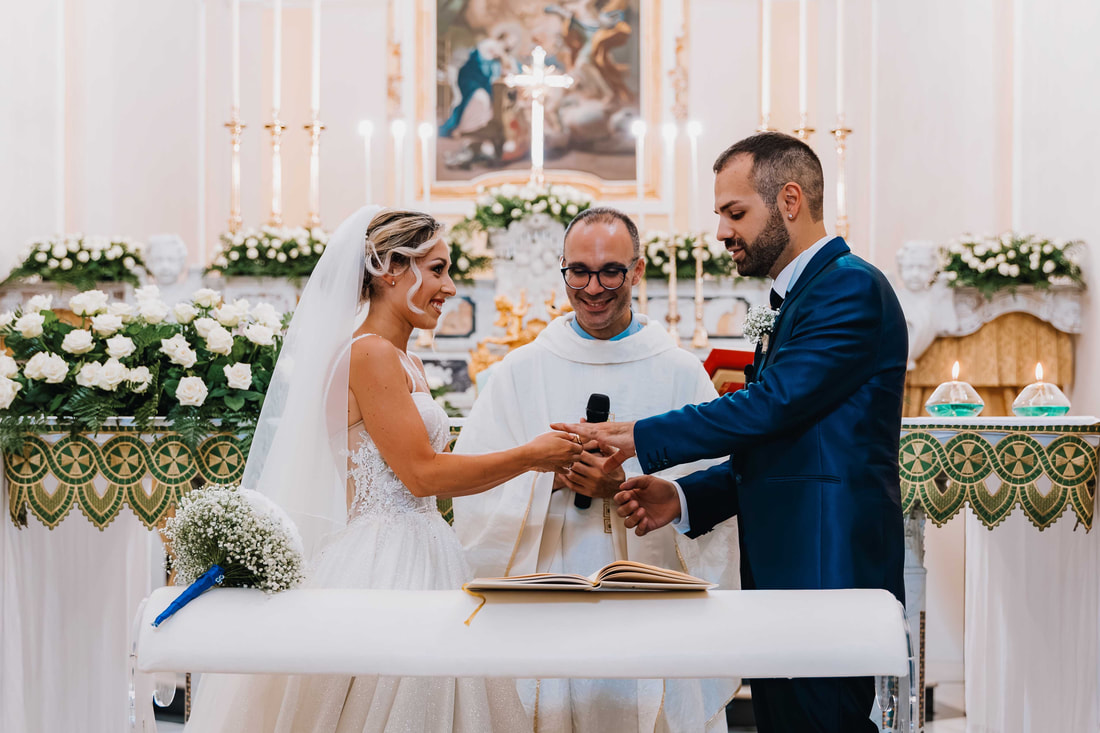 Emozione condivisa: la sposa e lo sposo si sorridono mentre si scambiano gli anelli matteo picarella fotografo