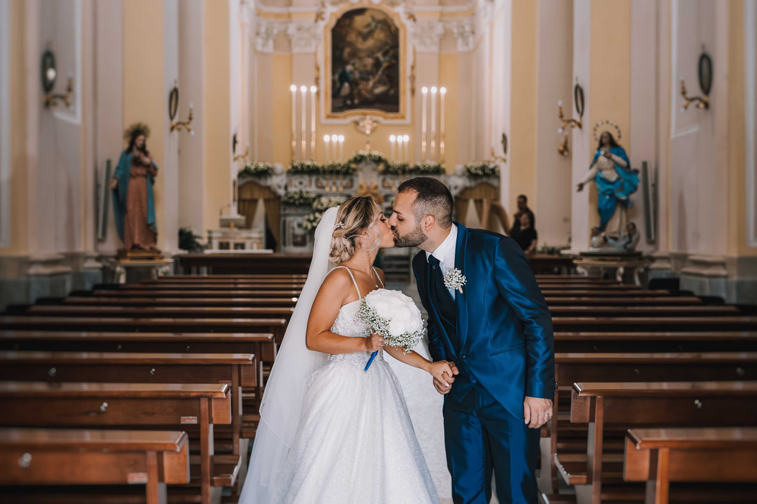 Unione sacramentale: la coppia si scambia un tenero bacio dopo la cerimonia in chiesa matteo picarella fotografo